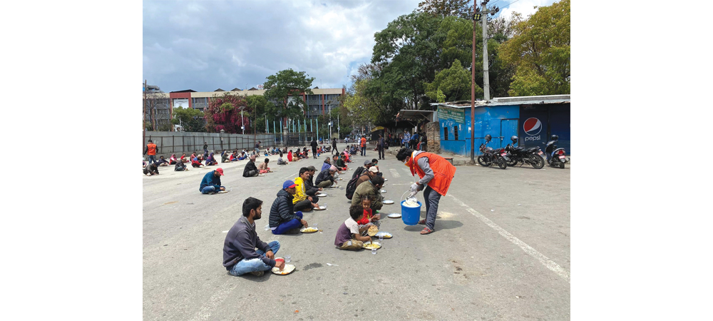 गोरखनाथ आश्रमद्वारा दैनिक मजदुर श्रमिकहरूलाई खाना खुवाइँदै