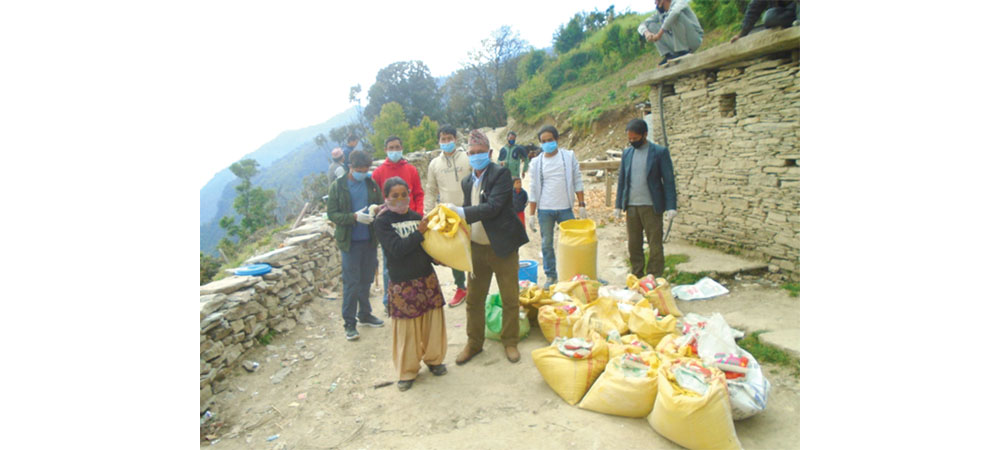 विपन्न परिवारलाई सुर्माका युवाद्वारा खाद्यान्न वितरण