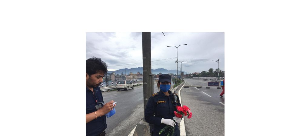 कोभिड १९ नियन्त्रणको लागि ड्युटीमा खटिने प्रहरीलाई प्रोत्साहन गर्दै रातो फूल