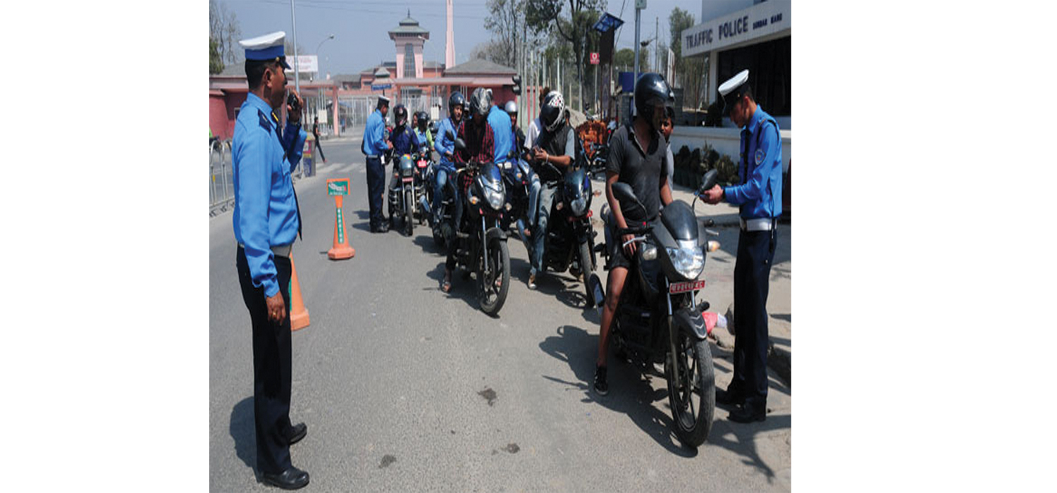 सामाजिक दूरी र ट्राफिक नियम पालनामा थप कडाइ गर्दै ट्राफिक प्रहरी