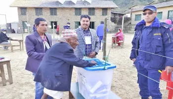 एक सय १५ वर्षीय वृद्धद्वारा मतदान